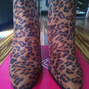 Dream Pair's,  Leopard Suede booties. Inner zipped. Brand new. Never worn 8.5